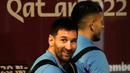 <p>Pemain Timnas Argentina Lionel Messi bersama rekan setimnya tiba di Bandara Internasional Hamad, Doha, Qatar, Kamis (17/11/2022). Argentina akan memainkan pertandingan pertama di Piala Dunia 2022 melawan Arab Saudi pada 22 November. (AP Photo/Hassan Ammar)</p>