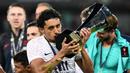 Bek PSG, Marquinhos, mencium piala saat merayakan gelar juara Piala Super Prancis usai mengalahkan Rennes di Stadion Shenzhen, China, Sabtu (3/8). PSG menang 2-1 atas Rennes. (AFP/Franck Fife)