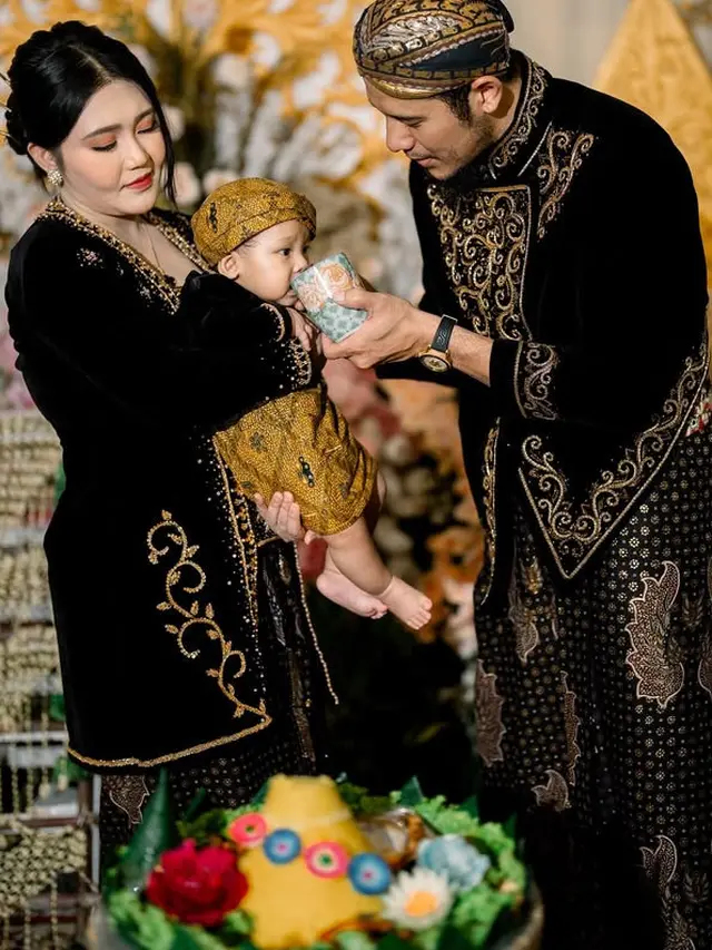 Pesona Via Vallen saat Tedak Siten Adat Jawa Putranya di Usia 7 Bulan. [@viavallen]