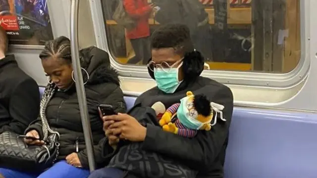 orang pakai masker unik di transportasi umum