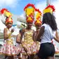 Orang-orang yang bersuka ria menunggu dimulainya parade karnaval di Basse-Terre di pulau Guadeloupe di seberang laut Prancis pada 1 Maret 2022.Cedrick Isham CALVADOS / AFP