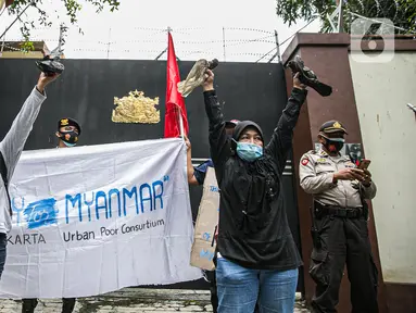 Massa Leader and Organizer of Community Organization in Asia ( LOCOA) menggelar aksi damai di depan Kedutaan Besar Myanmar, Jakarta, Jumat (5/2/2021). Massa mengecam mundurnya demokrasi di Myanmar. (Liputan6.com/Faizal Fanani)