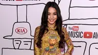 Duh! Vanessa Hudgens Dicekik Fans di Atas Panggung?