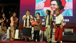 Ketua Umum PDIP, Megawati Soekarnoputri (keempat kiri) menerima buku Megawati Dalam Catatan Wartawan di Jakarta, Rabu (23/3/2016). Buku tersebut merupakan kumpulan catatan jurnalis yang pernah meliput Megawati. (Liputan6.com/Helmi Fithriansyah)