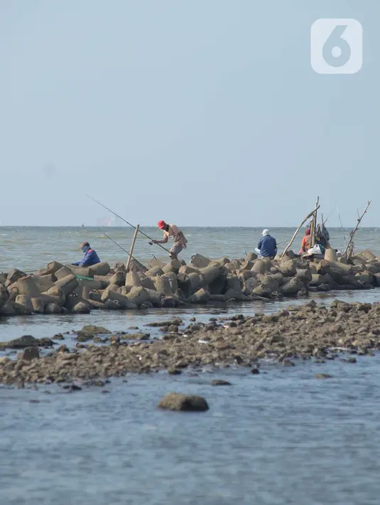 Warga mancing di tepi pantai pelabuhan kali Adem Muara Angke, Jakarta, Sabtu (18/4/2021). Bulan Ramadhan pada kesempatan ini walau di tengah masa pandemi Covid-19 warga yang memancing ikan sambil menunggu waktu berbuka puasa. (merdeka.com/Imam Buhori)