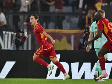Pemain AS Roma, Edoardo Bove (kiri) melakukan selebrasi setelah mencetak gol cepat ke gawang Slavia Praha pada laga Grup G Liga Europa 2023/2024 di Olympic Stadium, Roma, Italia, Jumat (27/10/2023) dini hari WIB. Bove berhasil mencetak gol 47 detik melalui sepakan keras dari luar kotak penalti lawan. (AFP/Alberto Pizzoli)