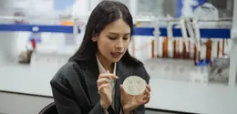 Jenama skincare milik Maudy Ayunda, From This Island, bekerja sama dengan Sekolah Farmasi Institut Teknologi Bandung (ITB), dan EBM SciTech untuk mengungkap potensi tamanu sebagai bahan aktif lokal. (dok. From This Island)