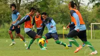 Jelang berlaga kontra Dominika, 23 pemain Timnas Indonesia U-23 melakukan latihan pematangan strategi di Lapangan SPH Karawaci Tangerang, (14/5/2014). (Liputan6.com/Helmi Fithriansyah)