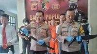 Kapolres Tasikmalaya, AKBP, Rimsyahtono didampingi oleh Kabag OPS Kompol Indra menunjukan barang bukti dalam pengungkapan perkara penculikan di Polres Tasikmalaya. (Liputan6.com/Jayadi Supriadin)