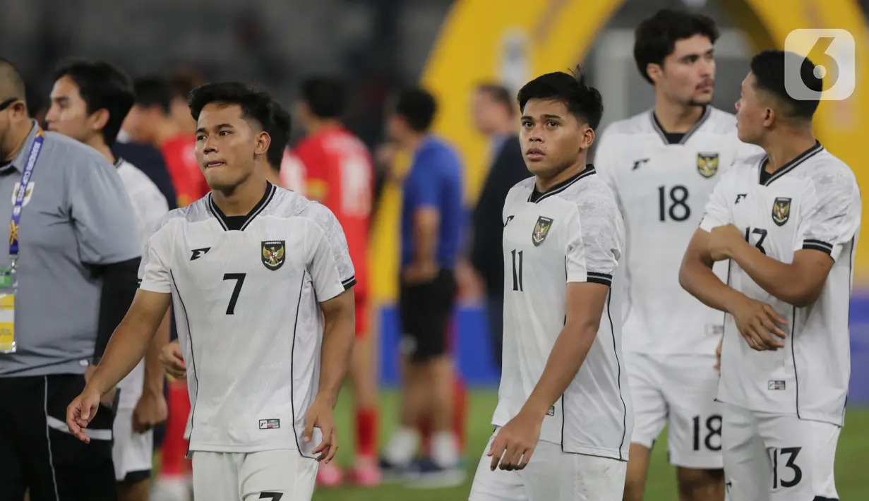 Ekspresi pemain Timnas Indonesia usai berlaga melawan Vietnam pada laga final Piala AFF U-23 2025 di Stadion Utama Gelora Bung Karno, Jakarta, Selasa (29/7/2025). (Liputan6.com/Helmi Fithriansyah)
