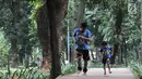 Warga saat berolahraga di Taman Hutan Kota Tebet, Jakarta, Kamis (19/4). Pemprov DKI Jakarta berencana memberdayakan hutan kota sebagai destinasi wisata gratis. (Merdeka.com/Iqbal Nugroho)
