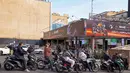 Orang-orang mengantre untuk mengisi bensin sepeda motor mereka di luar sebuah SPBU di Teheran, Iran pada Sabtu 28 Februari 2026. (Atta KENARE/AFP)