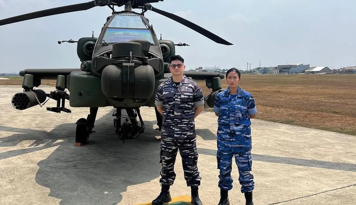 Ia pun berfoto di depan helikopter TNI bersama Chef Arnold yang mengenakan seragam TNI warna hitam. [@renattamoeloek]