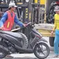 Pekerja tengah menurunkan sepeda motor untuk di kirim ke daerah – daerah melalui kapal – kapal yang ada di Pelabuhan Sunda Kelapa, Jumat (9/10/2015). Penurunan penjualan sepeda motor mencapai 2,13 persen. (Liputan6.com/Angga Yuniar)