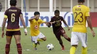 Pemain PSM Makassar, Yakob Sakuri, berebut bola dengan pemain Kaya FC-Iloilo, Arnel Abulog, pada laga penyisihan Grup H Piala AFC di Stadion Madya, Jakarta, Selasa (10/3/2020). Kedua tim bermain imbang 1-1. (Bola.com/M Iqbal Ichsan)