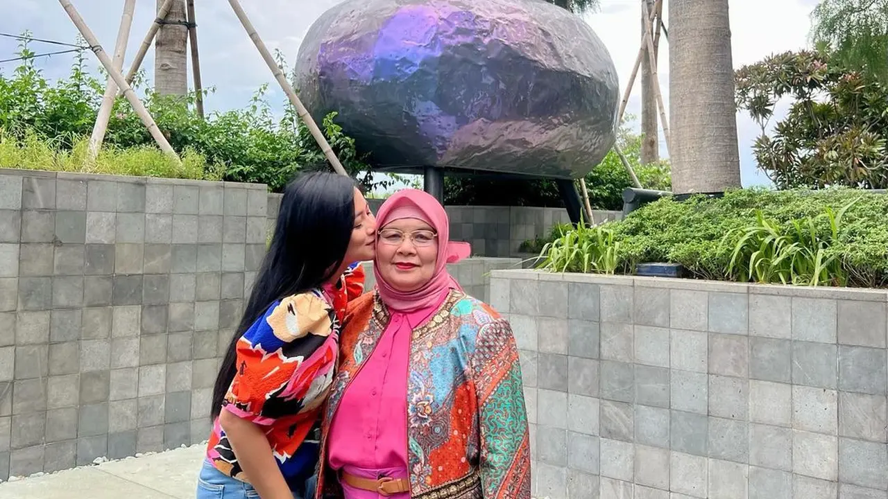 Titi Kamal bersama ibunda (Instagram/titi_kamall)
