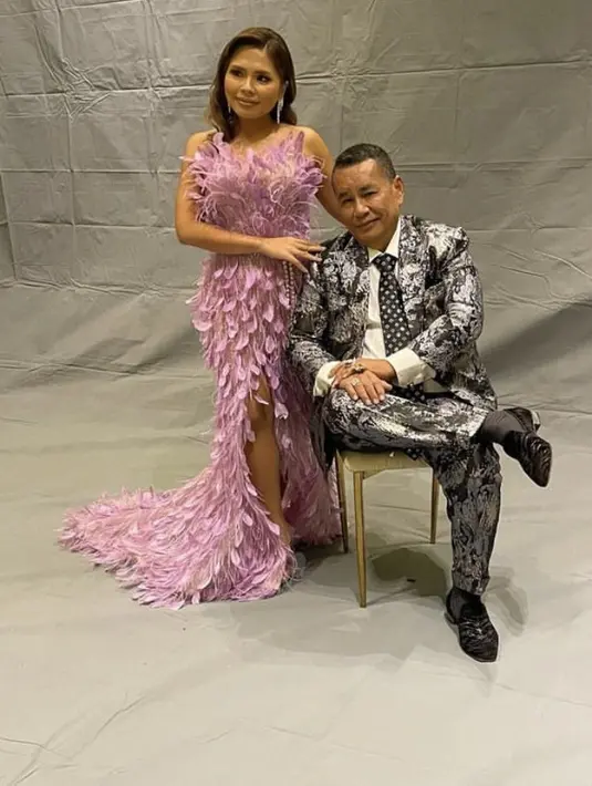 Rambut panjang dibiarkan terurai bergaya wave dengan poni samping. Anting-anting melengkapi penampilannya. [@hotmanparisofficial]