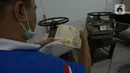 Petugas Tim Rescue Arsip menyelesaikan proses restorasi arsip keluarga milik warga terdampak banjir di Kantor ANRI, Cilandak Timur, Jakarta, Selasa (7/1/2020). Arsip Nasional Republik Indonesia (ANRI) memberikan layanan gratis untuk restorasi dokumen bagi korban banjir.  (merdeka.com/Imam Buhori)