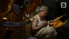Perajin menyelesaikan kerajinan lambang Garuda Pancasila di bengkel rumahan, Jakarta, (13/8/2020). Menko bidang Perekonomian Airlangga Hartanto memaparkan anggaran Pemulihan Ekonomi Nasional (PEN) dalam bentuk bantuan bagi UMKM tercatat Rp32,5 triliun per 3 Agustus 2020. (merdeka.com/Imam Buhori)