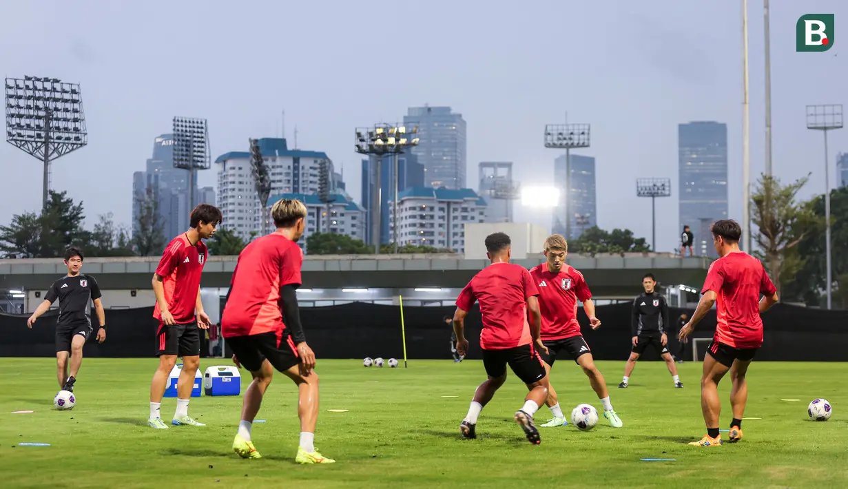 <p>Sejumlah pemain Jepang melakukan rondo saat mereka menggelar latihan perdana menjelang laga putaran ketiga Kualifikasi Piala Dunia 2026 melawan Timnas Indonesia yang berlangsung di Lapangan A, kompleks SUGK, Senayan, Jakarta, Senin (11/11/2024). Lima pemain tersebut adalah Yuto Nagatomo, Sakine Hiroki, Kota Takai, Ritsu Doan, dan Joel Chima Fujita. (Bola.com/Bagaskara Lazuardi)</p>