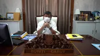 Bupati Garut Rudy Gunawan megatakan, seiring kembali masuknya Garut ke dalam zona merah Covid-19, lembaganya meminta masyarakat tetap tenang dan tetap memperhatikan protokol kesehatan (prokes) secara ketat. (Liputan6.com/Jayadi Supriadin)