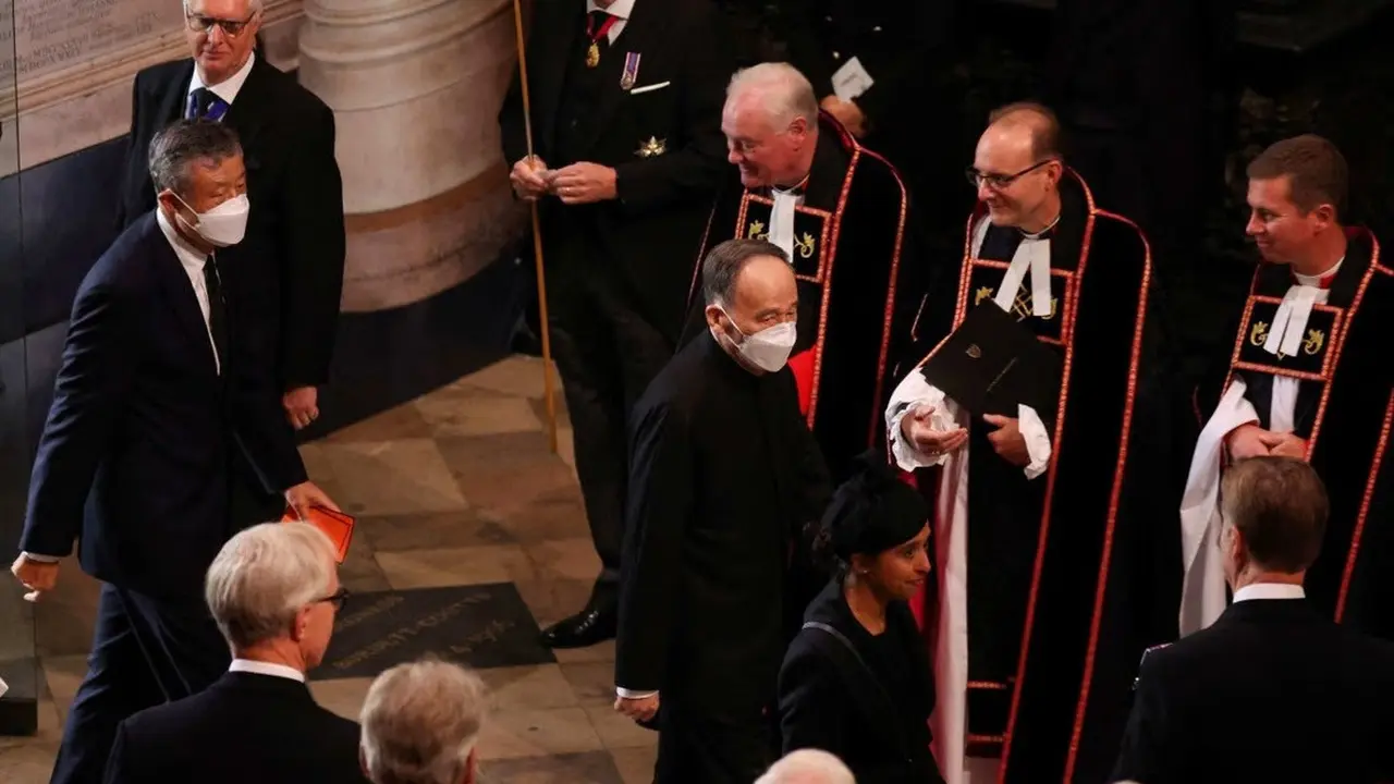 Wakil Presiden China Wang Qishan Tetap Gunakan Masker di Pemakaman Ratu Elizabeth II (Sumber: AFP)