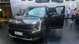 Pengunjung melihat mobil mewah  Kia EV9 GT Line seharga Rp 1,985 miliar pada pameran otomotif GAIKINDO Indonesia International Auto Show (GIIAS) 2024 di Indonesia Convention Exhibition (ICE) BSD Tangerang, Banten, Jumat (19/7/2024). (merdeka.com/Arie Basuki)