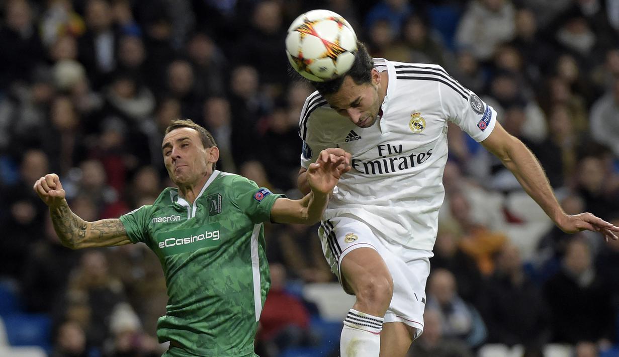 Bek Real Madrid, Alvaro Arbeloa (kanan) memenangi duel udara dengan bek Ludogorets, Yordan Minev pada laga fase Grup B Liga Champions 2014/2015 di Santiago Bernabeu Stadium, Madrid (9/12/2014). Sukses mempersembahkan satu gelar La Liga dan 2 trofi Liga Champions, Alvaro Arbeloa yang merupakan produk akademi Real Madrid ini nyatanya dilepas gratis ke West Ham United pada awal musim 2016/2017 setelah tampil dalam 238 laga dengan torehan 6 gol dan 15 assist. (AFP/Gerard Julien)