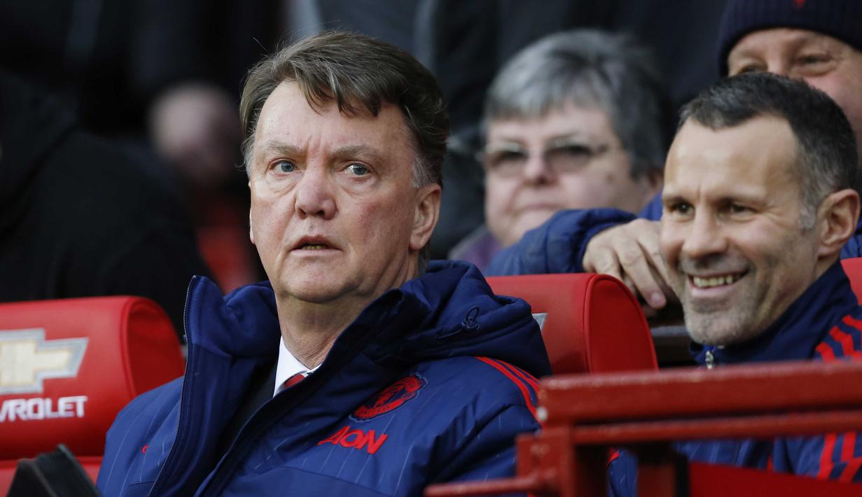 Pelatih Manchester United,Louis van Gaal dan asisten, Ryan Giggs telihat tersenyum pada laga Lanjutan Liga Premier Inggris di Stadion Old Trafford, Sabtu (02/01/2016). Manchester United menang 2-1. (Reuters/Carl Recine)