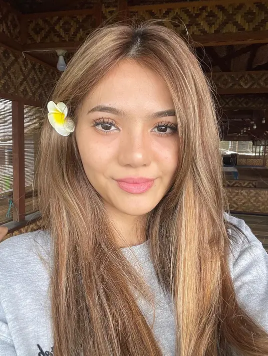 Ia pun disebut tetap terlihat menawan dan percaya diri meski tak memakai makeup. Bahkan, tak sedikit netizen yang memuji penampilan Ifah ini. (Liputan6.com/IG/@afifahifah23)