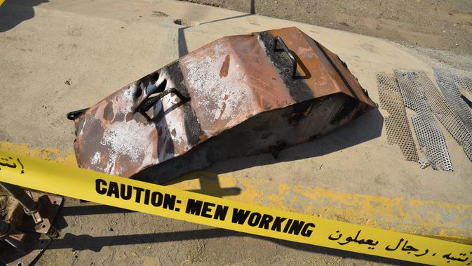 Puing-puing sebuah tangki bahan bakar yang rusak di sebelah utara Jeddah, Arab Saudi, 24 November 2020. Kementerian Energi Arab Saudi mengatakan bahwa serangan teroris pada 23 November 2020 menyebabkan kebakaran tangki bahan bakar di Jeddah. (Xinhua/Tu Yifan)