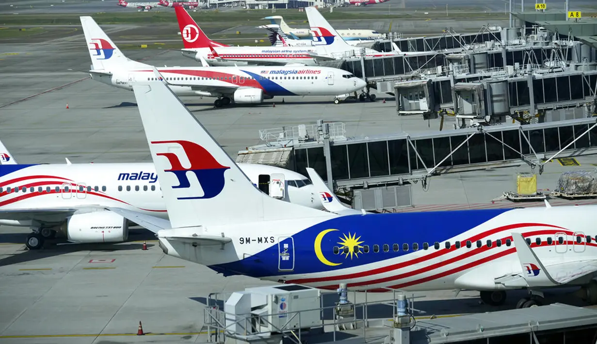 <p>Pesawat Malaysia Airlines menaikkan penumpang di Bandara Internasional Kuala Lumpur, Sepang, Malaysia, Jumat (1/4/2022). Mulai hari ini, Malaysia membuka perbatasannya untuk orang asing dan pelancong yang sudah divaksin COVID-19 lengkap tanpa harus menjalani karantina. (AP Photo/Vincent Thian)</p>