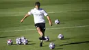 Pelatih Lyon Rudi Garcia menendang bola saat sesi latihan di Stadion Restelo, Lisbon, Portugal, Selasa (18/8/2020). Lyon akan menghadapi Bayern Munchen pada pertandingan semifinal Liga Champions. (Franck Fife/Pool via AP)
