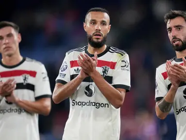 Pemain Manchester United, Manuel Ugarte, Noussair Mazraoui, dan Bruno Fernandes (kiri ke kanan) bertepuk tangan kepada para penggemar di akhir Liga Premier Inggris melawan Crystal Palace di Selhurst Park, London, Sabtu, 21 September 2023. (AP Photo/Kin Cheung)