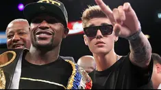 Pertandingan akbar antara Floyd Mayweather melawan Manny Pacquaio menarik perhatian seleb papan atas Holywood. Justin Bieber, 50 Cent, Jamie Foxx, Mark Walhberg hingga Bradley Cooper  terlihat hadir di MGM Grand, Las Vegas, Amerika Serikat.