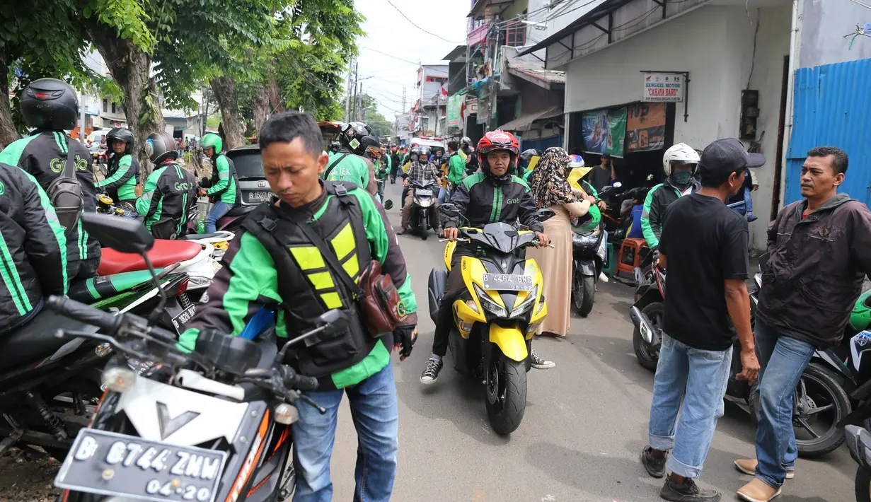 "Ini bentuk Solidaritas dari ojek online, kita enggak ada disuruh. Supaya ada bukti, ojek online bisa koordinasi buat pengawalan Mak Laila," lanjutnya. (Adrian Putra/Bintang.com)