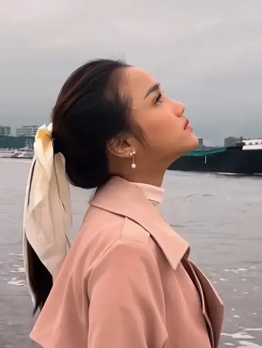 <p>Beberapa netizen memuji penampilan Fuji tanpa poni. Sedangkan netizen lainnya salfok dengan jidat Fuji yang terlihat lebar. [Foto: Instagram/fuji_an]</p>