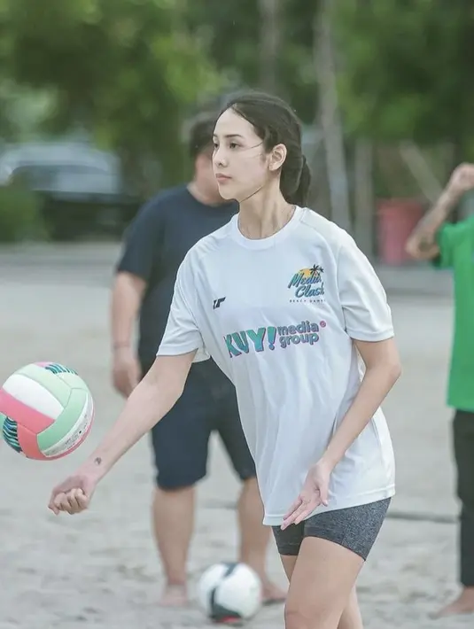 Saat bermain volley, Anya terlihat mengenakan oversize tshirt putih dengan logo Kuy Media Group. (@anyageraldine)