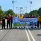 Peserta fun bike atau gowes jelajah keindahan alam Kabupaten Siak berofot di Jembatan Tengku Agung Sultanah Latifah. (Liputan6.com/M Syukur)