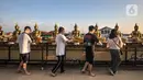 Jemaat saat memberikan koin pada 108 patung Buddha saat peringatan Tri Suci Waisak 2565 BE di Vihara Hemadhiro Mettavati, Cengkareng, Jakarta Barat, Rabu (26/5/2021). (merdeka.com/Iqbal S. Nugroho)