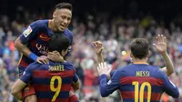 Striker Barcelona, Neymar, bersama rekannya Luis Suarez merayakan gol yang dicetaknya ke gawang Espanyol pada laga La Liga Spanyol di Stadion Camp Nou, Barcelona, Minggu (8/5/2016). (AFP/Lluis Gene)
