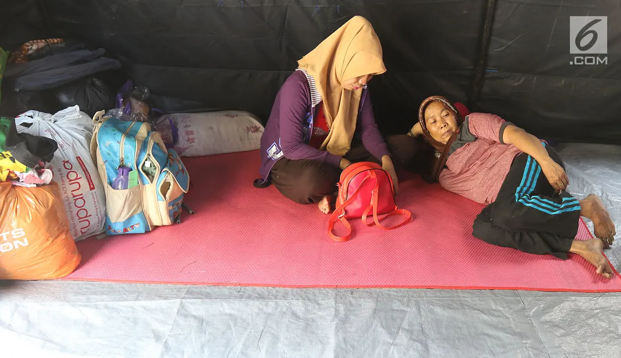 Korban kebakaran bersitirahat di posko pengungsian SDN 10/11 Pagi Cipinang Utara, Jakarta, Selasa (20/8/2019). Puluhan warga terdampak kebakaran di Kawasan Prumpung, Jatinegara saat ini masih sangat membutuhkan bantuan seperti alas tidur dan popok bayi. (Liputan6.com/Herman Zakharia)