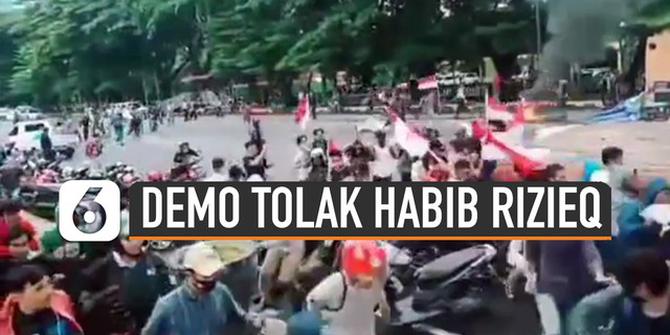 VIDEO: Viral Massa Demo Tolak Habib Rizieq Diserang Orang Tak Dikenal