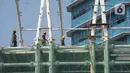Pekerja menyelesaikan proyek pembangunan stasiun LRT Cawang-Gatot Soebroto, Jakarta, Jumat (26/6/2020). PT Adhi Karya (Persero) Tbk mencatat progres pembangunan jalur kereta api ringan atau light rail transit (LRT) Jabodebek tahap I telah mencapai 71,2% hingga 22 Mei 2020. (merdeka.com/Imam Buuhori)