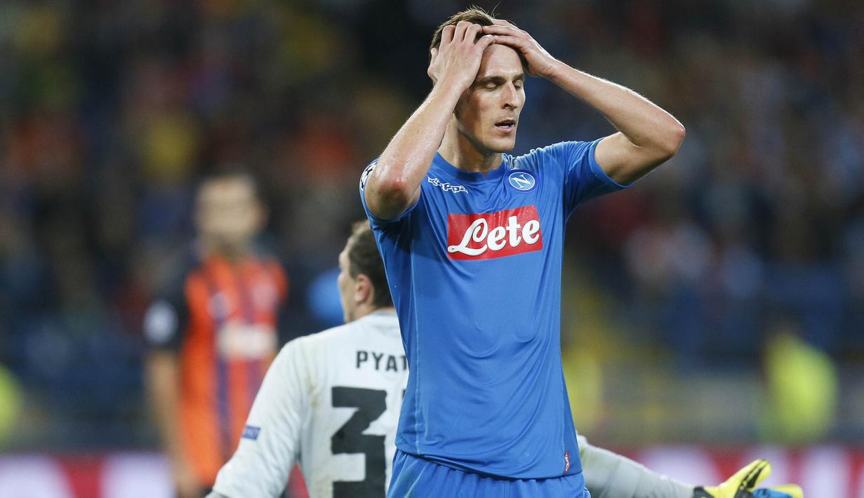 Striker Napoli, Arkadiusz Milik, tampak kecewa usai gagal menjebol gawang Shakhtar Donetsk pada laga Liga Champions di Stadion Metalist, Ukraina, Kamis (14/9/2017). Shakhtar Donetsk menang 2-1 atas Napoli. (AP/Efrem Lukatsky)