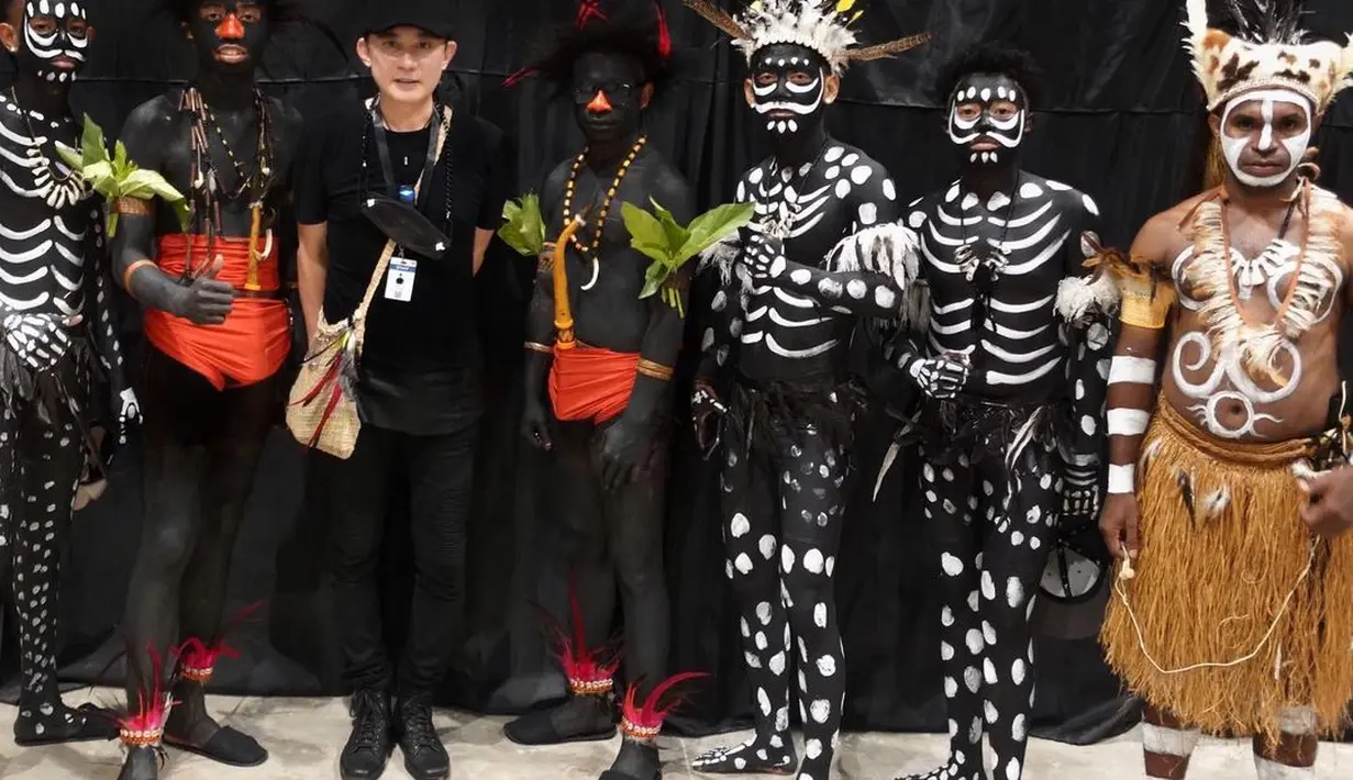 "Iya, padahal kelihatannya hanya terlihat dari jauh dan juga gelap saat menjadi tontonan khalayak. Di balik itu, saya ingin membuka mata para perajin dan warga lokal yang melihat langsung saat pentas. "Oh, bisa seperti, ini, toh," jelasnya. (Instagram @rinaldyyunardi)