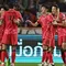 Gelandang Korea Selatan #10, Lee Jae-sung (3R), merayakan gol pertama timnya bersama rekan-rekan setimnya selama pertandingan Grup C putaran kedua kualifikasi Piala Dunia 2026 zona Asia antara Thailand dan Korea Selatan di Stadion Nasional Rajamangala di Bangkok pada 26 Maret 2024.
(Lillian SUWANRUMPHA/AFP)