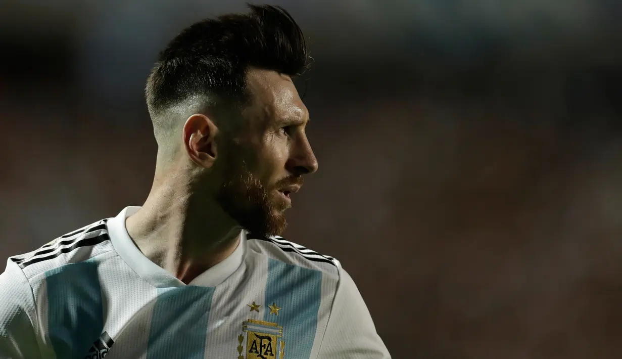 Ekspresi Lionel Messi saat melawan Haiti pada pertandingan persahabatan di stadion Bombonera di Buenos Aires (29/5). Dalam pertandingan ini Messi berhasil mencetak tiga gol. (AP / Victor R. Caivano)