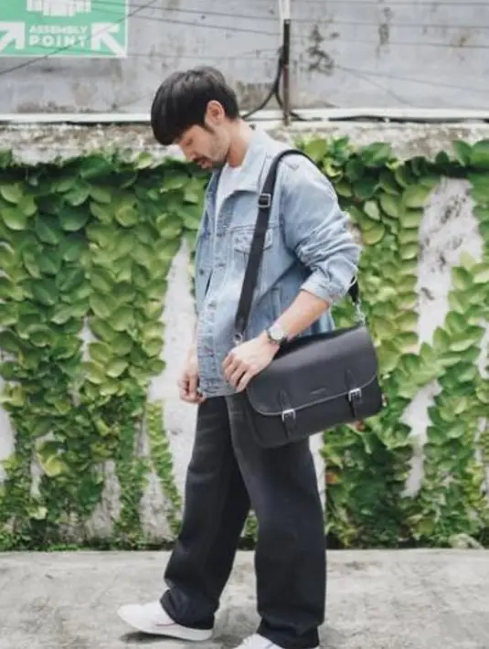 Tas Hitch Messenger Bag menjadi timeless karena siluetnya yang clean, klasik dan maskulin, membuat para laki-laki dengan gaya urban menjadi lebih stylish, seperti saat dikenakan oleh Tarra Budiman. Tas ini dirancang untuk menemani aktivitas sehari-hari, baik untuk ke kantor, aktivitas akhir pekan, maupun mengiringi kota seharian. Terbuat dari natural grain leather yang mewah, tas ini memiliki bahan yang fleksibel. Tali panjang yang adjustable memberikan kenyamanan serta kebebasan penggunanya untuk ragam kegiatan dan penampilan.  [Coach]