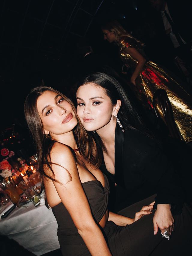 Tampil Akrab, Ini 5 Potret Selena Gomez Bareng Hailey Bieber yang Tengah Viral